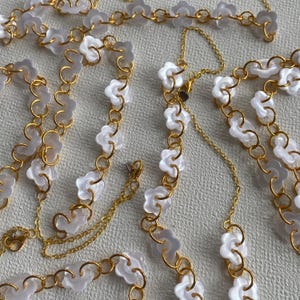Collar de botón con flor blanca y anillas doradas. Joya floral hecha a mano. Regalo único para ella. Joyería estilo cottagecore.