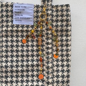 Portachiavi con ciondolo a forma di frutta arancione, accessorio in smalto color mandarino e perline di vetro con ciondoli a forma di foglia, grazioso ciondolo per borsa o zaino