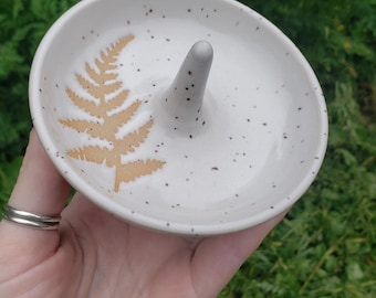 Plato para anillos de cerámica con diseño de helechos, hecho a mano, soporte para joyas inspirado en la naturaleza.