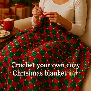 Peut inclure: Une couverture rouge et verte au crochet avec un motif à carreaux est en cours de réalisation avec un crochet. La couverture a des accents blancs. Le texte "Crochet your own cozy Christmas blanket" est visible.