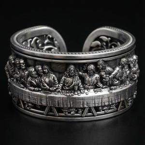 Può includere: Un bracciale a fascia in argento con un dettagliato rilievo tridimensionale dell'Ultima Cena. Il design raffigura figure sedute a un lungo tavolo con una tovaglia a quadri, realizzato in argento ossidato con una finitura metallica lucida.