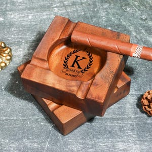 Ceniceros personalizados, soportes para puros, ceniceros únicos, accesorios para puros, regalos para esposos y padres, ceniceros de nogal, regalos para padrinos de boda