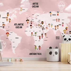 Puede incluir: Mural de mapa del mundo rosa con figuras de dibujos animados que representan diferentes países. El mapa incluye los océanos y continentes, con elementos decorativos como un globo aerostático y nubes. Una silla, un cubo de almacenamiento con temática de panda y peluches están en primer plano.