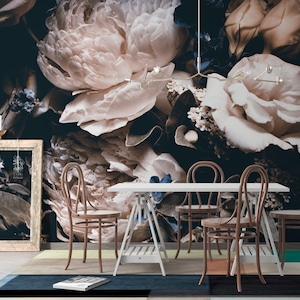 Peonie e rose su carta da parati nera: un murale floreale spettacolare con un'eleganza malinconica per interni audaci e lussuosi