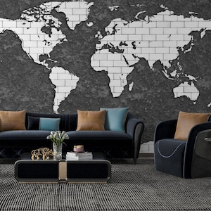 Puede incluir: Un salón moderno con un sofá y un sillón azul oscuro, acentuados con cojines color canela y turquesa. Una mesa de centro negra con detalles dorados exhibe adornos, y un mural de mapa del mundo adorna la pared. Una alfombra a rayas completa la escena.