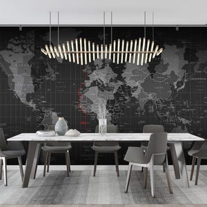 Puede incluir: Un comedor moderno con una gran mesa de mármol blanco y sillas grises. Un mural de mapa del mundo en blanco y negro adorna la pared. Una lámpara decorativa cuelga sobre la mesa. La habitación tiene una alfombra y una ventana grande.