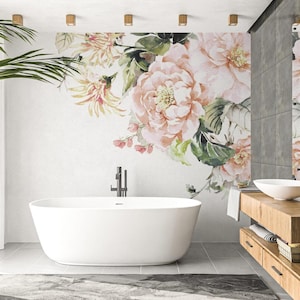 以下が含まれることがあります： 白の楕円形のバスタブ、白い洗面台のある木製の洗面化粧台、ピンク、ピーチ、グリーンの大きな花の壁画があるモダンなバスルーム。 部屋は、灰色のタイルの床を備えたミニマリストデザインです。