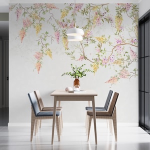 Carta da parati con glicine in fiore: murale floreale da sogno con grazioso motivo ad albero per un arredamento delicato ispirato al giardino