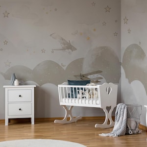 Carta da parati con aerei e nuvole dai toni tenui: murale delicato con tema aeronautico e cielo sognante per la cameretta di neonati o bambini piccoli