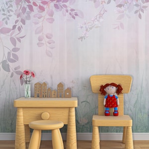 Carta da parati Foresta circondata da fiori rosa - Murale Giardino Incantato in colori pastello, fuga magica nella natura per spazi femminili