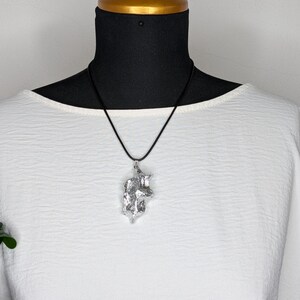 Collana con ciondolo in cartapesta