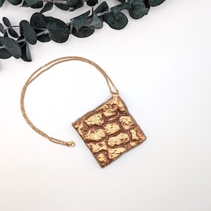 Collana con ciondolo in cartapesta