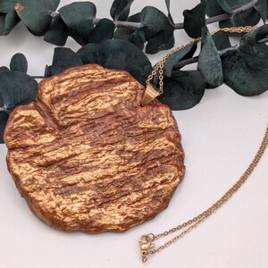 Collana con ciondolo in cartapesta