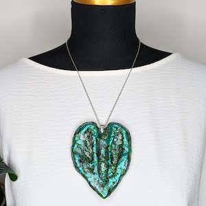 Collana con ciondolo in cartapesta