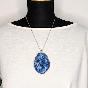 Collana con ciondolo in cartapesta