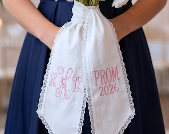Banda para ramo con ribete de encaje personalizado / Cinta de recuerdo para graduación con monograma personalizado
