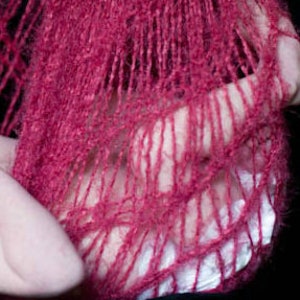 Peut inclure: Gros plan sur un tissu tricot&eacute; rose avec un tissu blanc en dessous. Le tissu rose est doux et moelleux, et le tissu blanc est lisse et brillant.