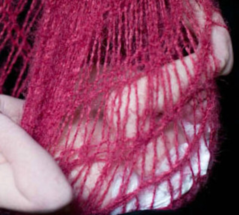 Peut inclure: Gros plan sur un tissu tricot&eacute; rose avec un tissu blanc en dessous. Le tissu rose est doux et moelleux, et le tissu blanc est lisse et brillant.