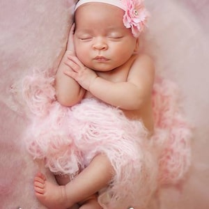 Peut inclure: Un b&eacute;b&eacute; fille endormie portant un bandeau rose avec une fleur sur une couverture rose en fourrure. Le texte "Lindsey Marie photography llc" est en bas de l'image.