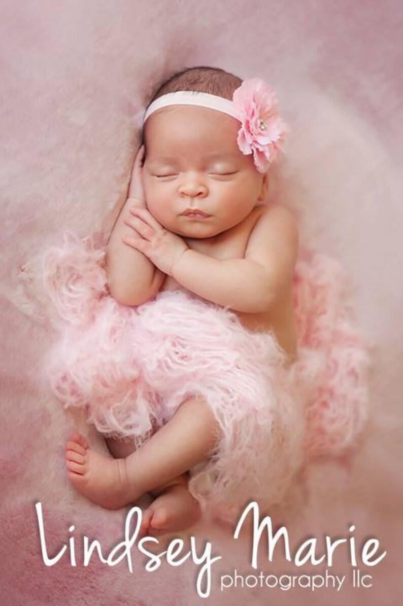 Peut inclure: Un b&eacute;b&eacute; fille endormie portant un bandeau rose avec une fleur sur une couverture rose en fourrure. Le texte "Lindsey Marie photography llc" est en bas de l'image.