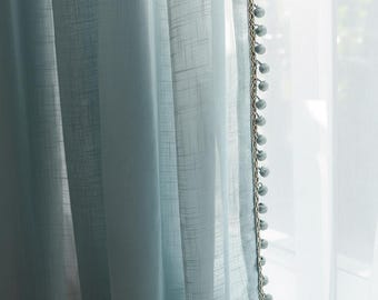 Cortinas azules transparentes con ribete de pompones - Tamaño personalizado, hechas a mano (2 paneles)