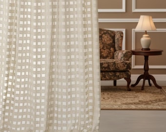 Cortinas transparentes de lino beige a cuadros: estilo rústico