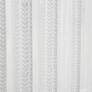 Puede incluir: Cortina blanca con un patrón repetido de filas verticales de hojas gris plateado. Las hojas están dispuestas en un diseño de chevrón, creando un efecto texturizado. La tela parece semitransparente, permitiendo el paso de algo de luz.
