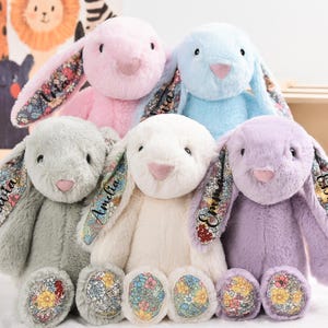 Spersonalizowany króliczek, Monogramowany króliczek, Prezent na narodziny dziecka, Prezent na baby shower, Pluszowa zabawka w kształcie króliczka, Zaręczyny dla dziewczynki sypiącej kwiaty, Prezent na pierwsze urodziny dziecka