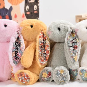 Spersonalizowany króliczek, Monogramowany króliczek, Spersonalizowana zabawka króliczek, Prezent na baby shower, Prezent urodzinowy dla dziecka, Zaręczyny dla dziewczynki sypiącej kwiaty