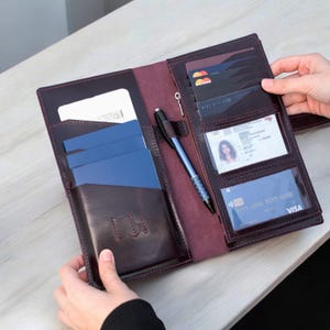 Handgefertigte Leder Reisebrieftasche mit AirTag Halter, Kartenfächern, Passport Organizer, Sicherem Ausweisfenster, Individuelle Geschenkidee