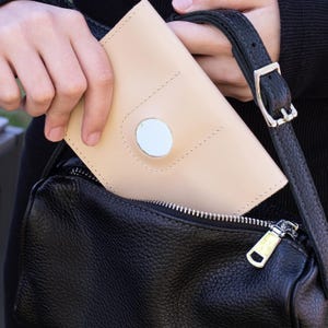 Funda de cuero para pasaporte con ranura para AirTag: funda de viaje para mujer y hombre, regalo personalizado para viajeros frecuentes.