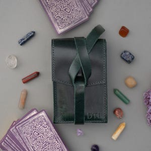 Gepersonaliseerde leren tarotdeckcase – aangepaste monogramkaarthouder – cadeau voor haar, occulte fans of tarotbeginners