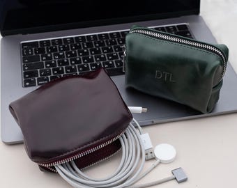 Organizador de cables de cuero hecho a mano: estuche de viaje para cargadores, cables y dispositivos electrónicos, regalo personalizado para nómadas digitales.