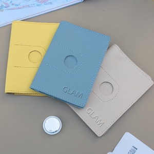 Porta-passaporte de couro personalizado, capa para passaporte AirTag, carteira de viagem com compartimento para AirTag, capa fina para passaporte, presente para viajantes