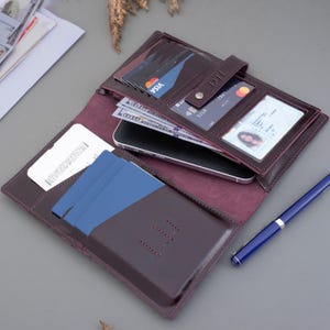 Portefeuille de voyage en cuir avec support AirTag - Organiseur d'identité, de passeport, de cartes et de cartes d'embarquement, cadeau pour les voyageurs