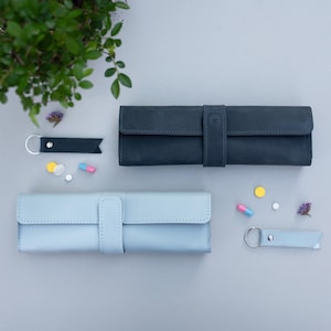 Organiseur de pilules de voyage en cuir avec 14 compartiments - Pilulier personnalisé AM/PM pendant 7 jours - Étui de voyage pour médicaments - Cadeau pour les voyageurs