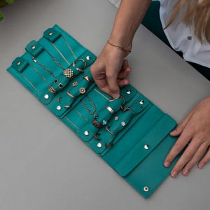 Aangepaste lederen sieradentas met monogram, ring- en kettinghouder, handgemaakte sieradenorganizer, gepersonaliseerd cadeau-idee