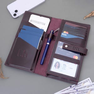Portefeuille de voyage en cuir personnalisé avec poche AirTag, porte-passeport et organiseur de cartes, cadeau pour les voyageurs, cadeau personnalisé
