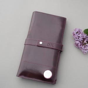 Cartera de cuero personalizada para pasaporte con ranura para AirTag, organizador de viaje personalizado para tarjetas, efectivo e identificación, regalo para ella, para él o para papá.