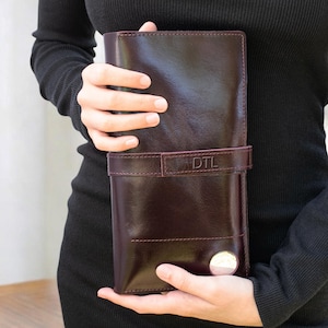 Portefeuille de voyage en cuir avec poche pour AirTag, porte-passeport RFID, organiseur de cartes, fente pour carte d'identité, passant pour stylo, cadeau personnalisé pour femme