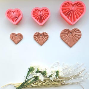 Hartvormige koekjesvormpjes met groeven voor het maken van sieraden of objecten van polymeerklei, FIMO, kwastjes, verwisselbare oorringen