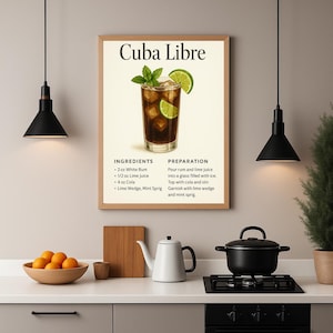Puede incluir: Un póster imprimible con una receta para un cóctel Cuba Libre. El póster presenta un vaso de cóctel con una rodaja de lima y una ramita de menta como guarnición. Los ingredientes y las instrucciones de preparación se enumeran debajo de la imagen.