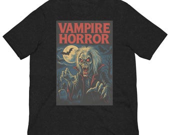 Puede incluir: Una camiseta negra con una ilustración de estilo vintage de un vampiro con ojos rojos y colmillos. La ilustración está sobre un fondo oscuro con luna llena y un murciélago volando por encima. El texto "Vampire Horror" está impreso en letras rojas y blancas sobre la ilustración.