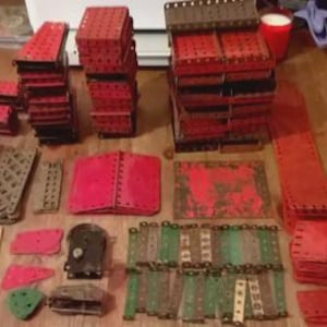 ビンテージのメカノモーター、クレーン部品、歯車、プーリー、ナット、ボルトのコレクション