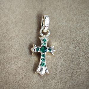 Ręcznie wykonany naszyjnik z wisiorkiem w kształcie krzyża wykonany z 18-karatowego litego złota z żółtego złota, laboratoryjnie hodowanego szmaragdu, w stylu chromowanym, z wisiorkiem w kształcie szmaragdu Baby Fat Au750