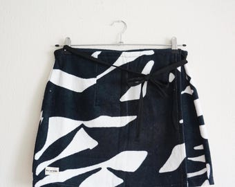 M - Upcycled Mini Wrap Towel Skirt - Black and White Printed wrap skirt - Handmade reworked Beach skirt