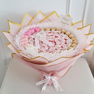 Peut inclure: Une tasse en céramique blanche avec une anse noire et le texte "But First, Coffee" en noir, en gras. La tasse est posée sur une surface blanche. La tasse mesure environ 10 cm de haut.