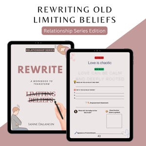 以下が含まれることがあります： 2つのタブレットには、「Rewriting Old Limiting Beliefs」というテキストの「REWRITE」というタイトルのワークブックが表示されています。1つのタブレットには、「LIMITING BELIEFS」を消している人が表示されています。もう1つのタブレットには、「Love is chaotic」と「Love can be calm and deeply rooted」というテキストがあります。