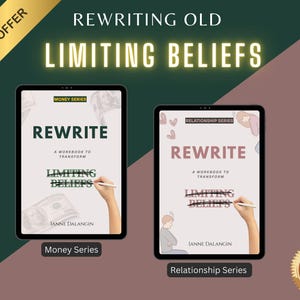 Può includere: Due tablet digitali mostrano quaderni di lavoro intitolati "Rewrite" con il testo "Rewriting Old Limiting Beliefs". Uno è la "Money Series", l'altro la "Relationship Series". Uno striscione dorato recita "Bundle Offer".