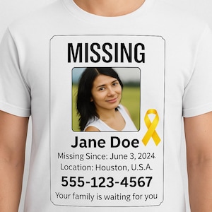 Puede incluir: Camiseta blanca con un diseño de cartel de "Desaparecida". El cartel incluye una foto de una mujer, el nombre "Jane Doe" e información de contacto. También hay una cinta amarilla.